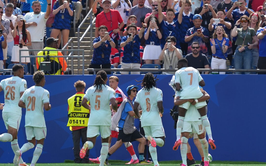 Dembélé firma un triplete y guía a Francia al liderato del Grupo I