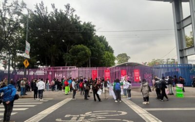 Madres buscadoras protestan durante exhibición del trofeo mundialista en Iztacalco