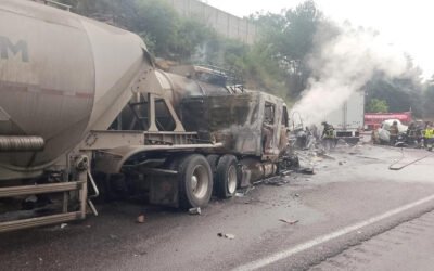 Chocan dos pipas y un tráiler en la Chamapa-Lechería