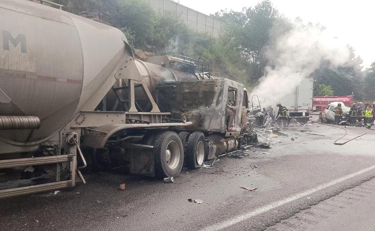 Chocan dos pipas y un tráiler en la Chamapa-Lechería