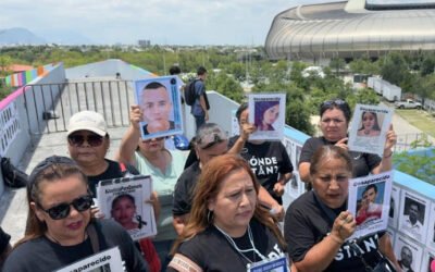 Madres buscadoras exhiben 150 fichas de desaparecidos frente al Estadio Monterrey