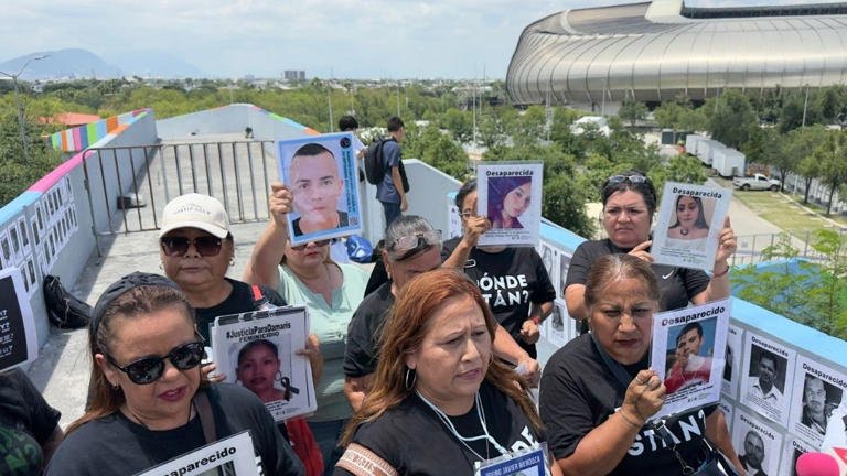 Madres buscadoras exhiben 150 fichas de desaparecidos frente al Estadio Monterrey