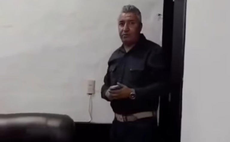 Exhiben a Alcalde de Villanueva consumiendo alcohol en sala de cabildo