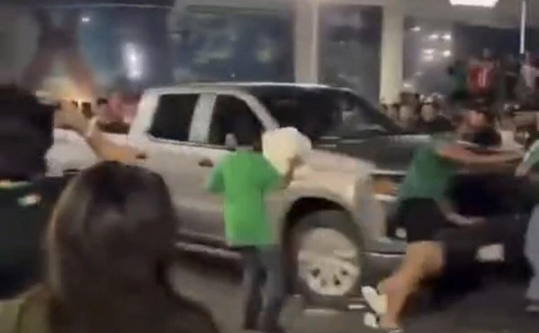 Conductor atropella a aficionados durante festejos por triunfo de México en Chihuahua