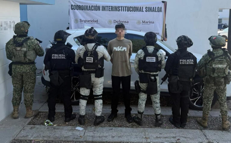 Detienen a civil con armas, cargadores y explosivos improvisados en Culiacán