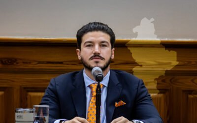 El gobernador de Nuevo León, Samuel García se pitorrea del Congreso del Estado.