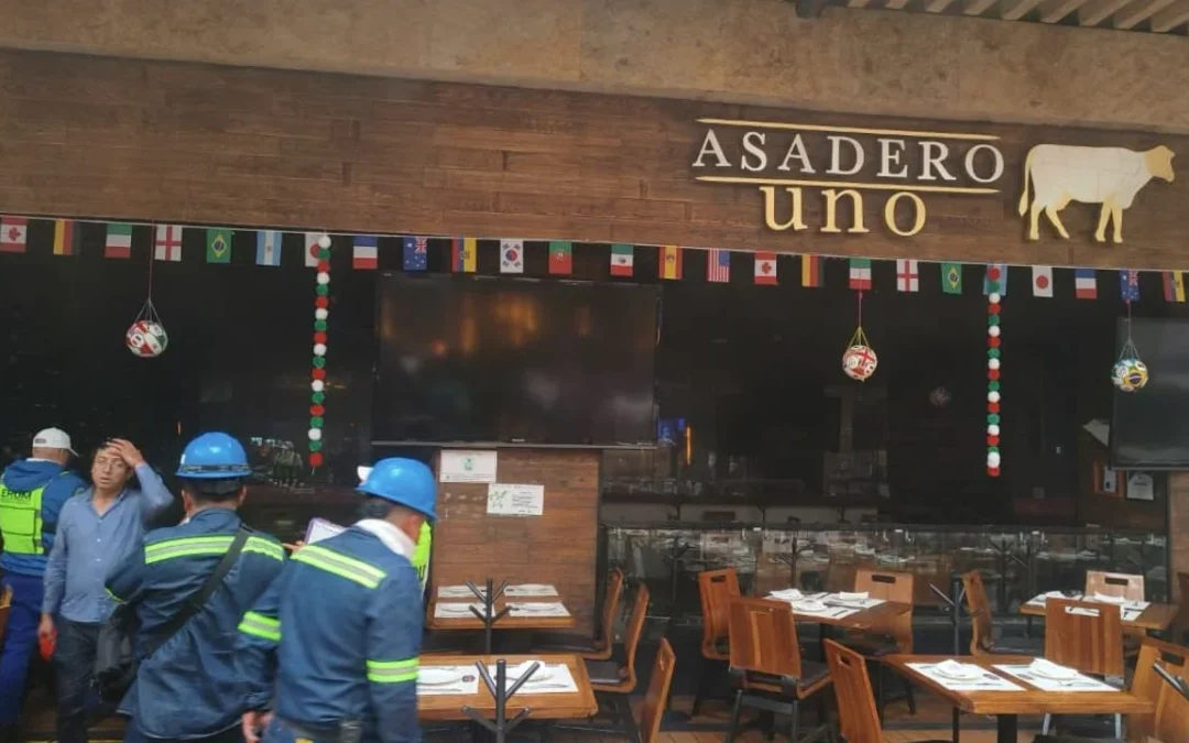 Evacuan a 800 personas por incendio en restaurante del Centro Comercial Santa Fe