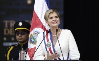 Evacuan a la presidenta de Costa Rica de una gira de campo tras escucharse una explosión