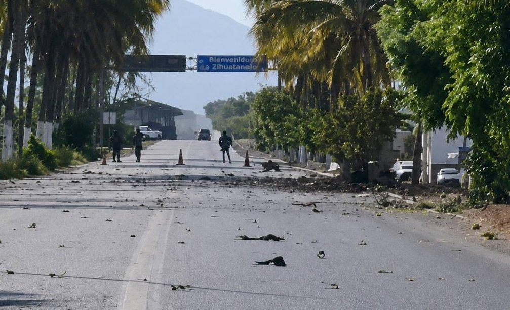 Detona artefacto explosivo en Escuinapa, Sinaloa; vehículo y tienda resultan dañados