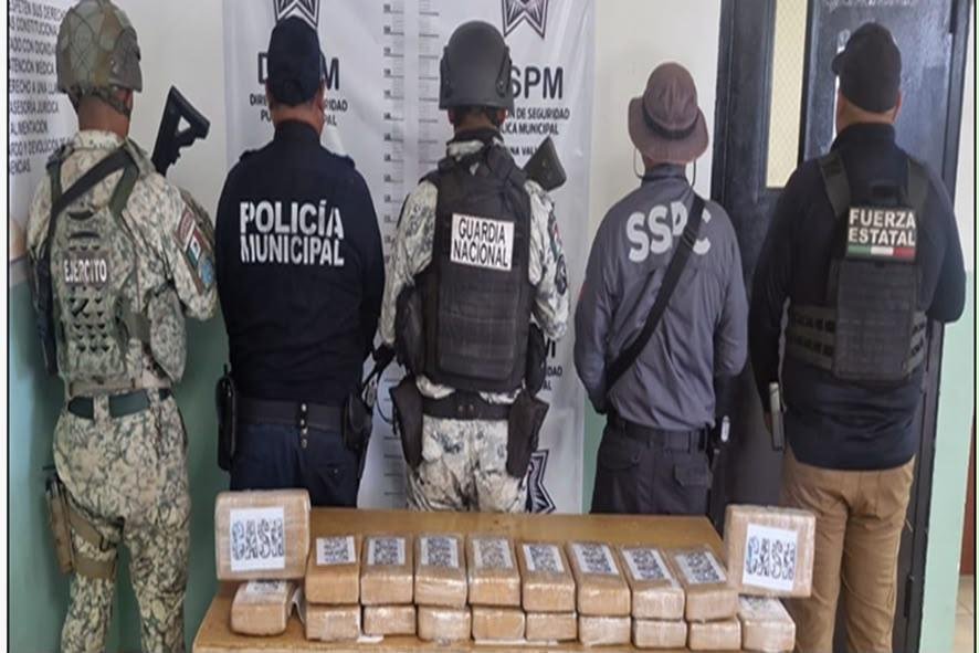 Aseguran las Fuerzas Federales y de Baja California un narco avión en Mexicali con droga y armamento.