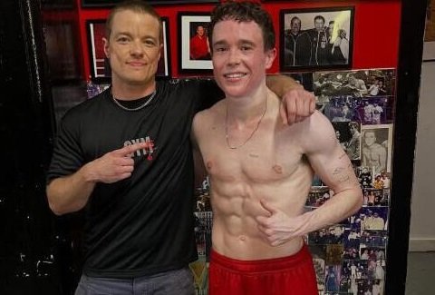 Abdomen marcado y músculos, así ha transformado su cuerpo Elliot Page para convertirse en un boxeador