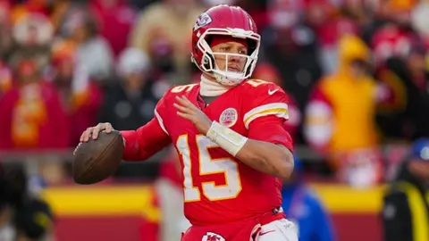 Firma Patrick Mahomes histórica extensión con los Chiefs por 504.75 mdd