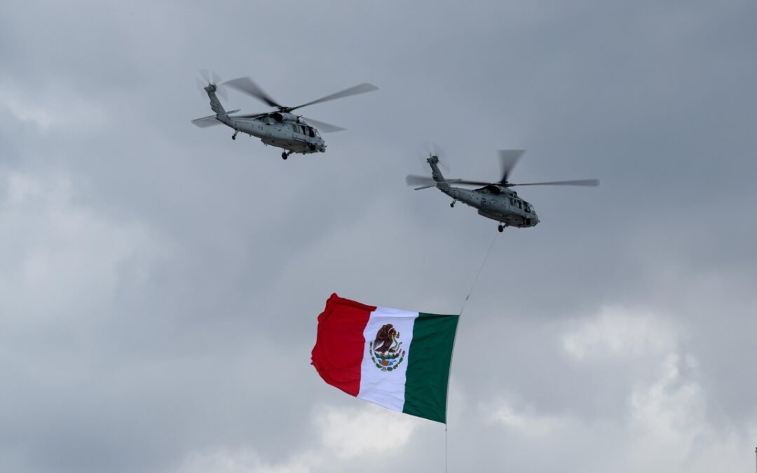 Aeronaves de la FAM sobrevolaron el Estadio CDMX durante la ceremonia previa al partido de futbol entre México-Chequia.