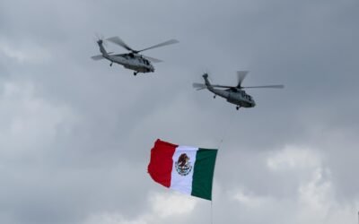 Aeronaves de la FAM sobrevolaron el Estadio CDMX durante la ceremonia previa al partido de futbol entre México-Chequia.
