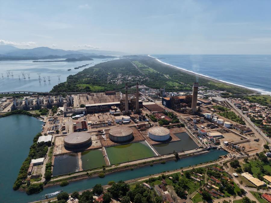 Pemex asegura que derrame en Manzanillo no afectó operaciones de la terminal marítima