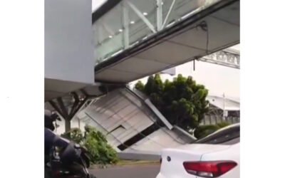 Se desprende techumbre de puente peatonal en la Terminal 1 del AICM; una automovilista resulta lesionada