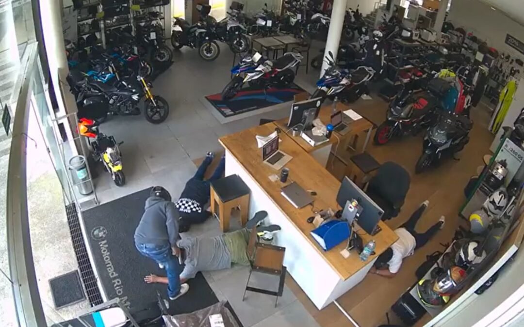 Asaltan agencia de motos en Cuernavaca; amagaron a empleados con arma