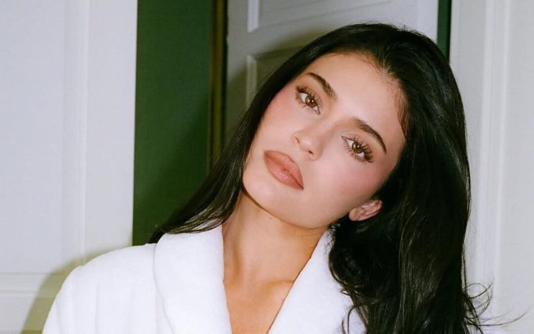 Demanda ex chef de Kylie Jenner; la acusa de provocarle un aborto espontáneo