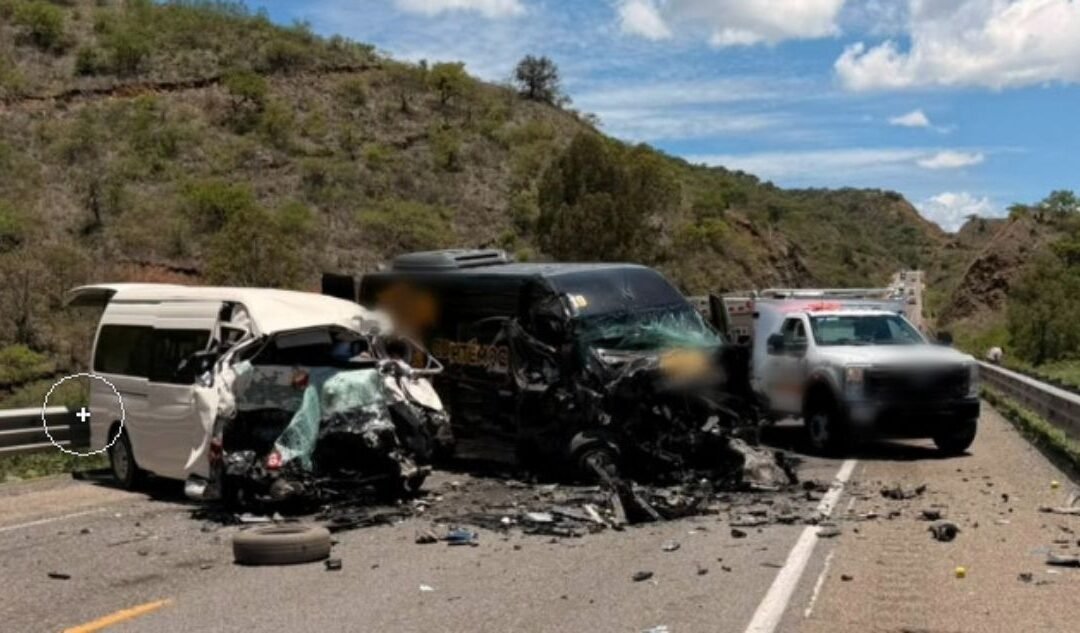 Camionetas chocan en autopista de Oaxaca; accidente deja 7 muertos y 11 lesionados