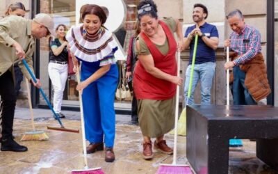 Con escoba en mano, Clara Brugada limpia el Centro Histórico tras retiro del plantón de la CNTE
