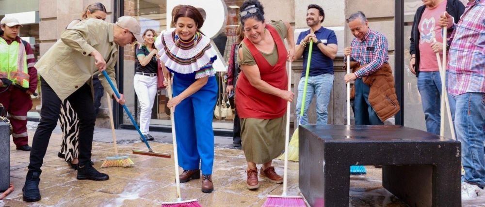 Con escoba en mano, Clara Brugada limpia el Centro Histórico tras retiro del plantón de la CNTE