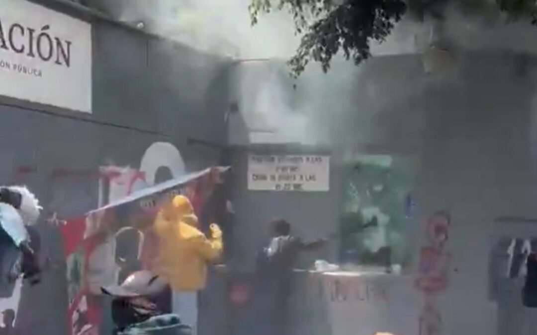 CNTE vandaliza la SEP; maestros dieron portazo