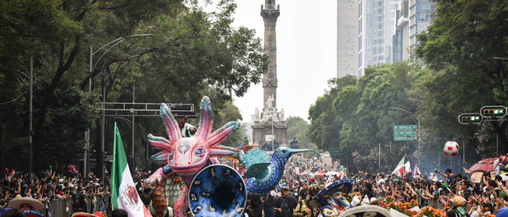 Catrinas, alebrijes y futbol toman Reforma durante el Gran Desfile Mundialista en CDMX