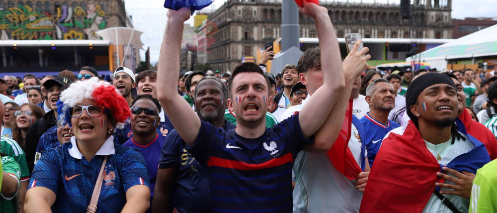 ¡Bonjour, CDMX! Franceses festejan triunfo sobre Senegal en el Zócalo durante el Fan Fest