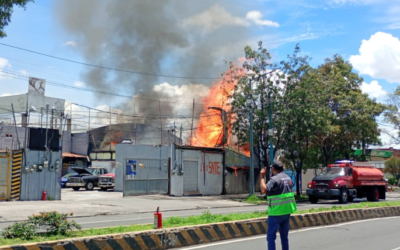 Incendio consume bodega de anuncios; evacúan a 100 personas