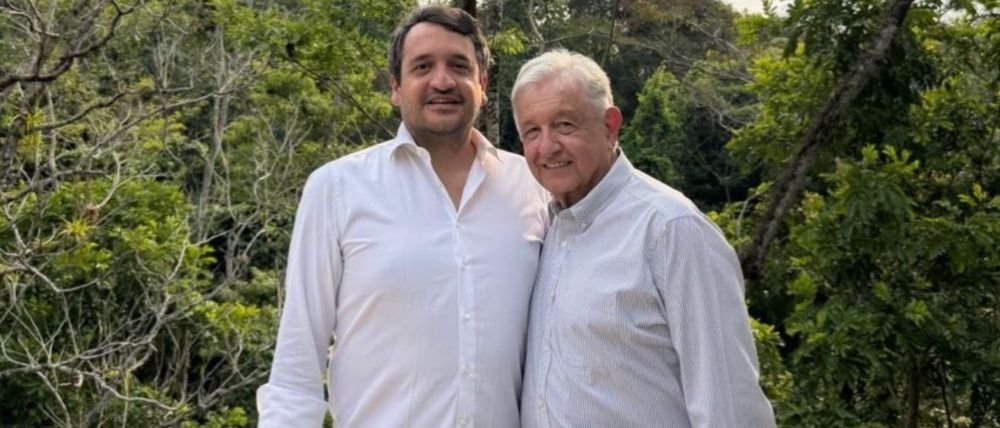 ‘Soy hijo de quienes aman’: AMLO reaparece en foto con Andy López Beltrán