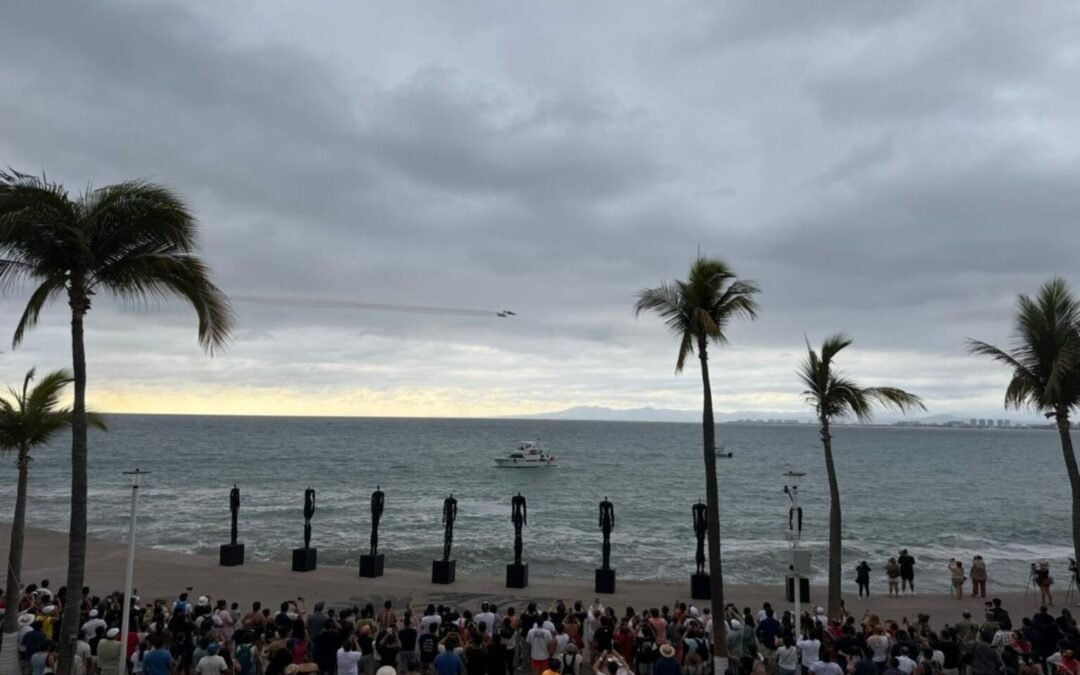 Escuadrilla Acrobática “Águilas Aztecas” en el 108 aniversario de Puerto Vallarta, Jalisco