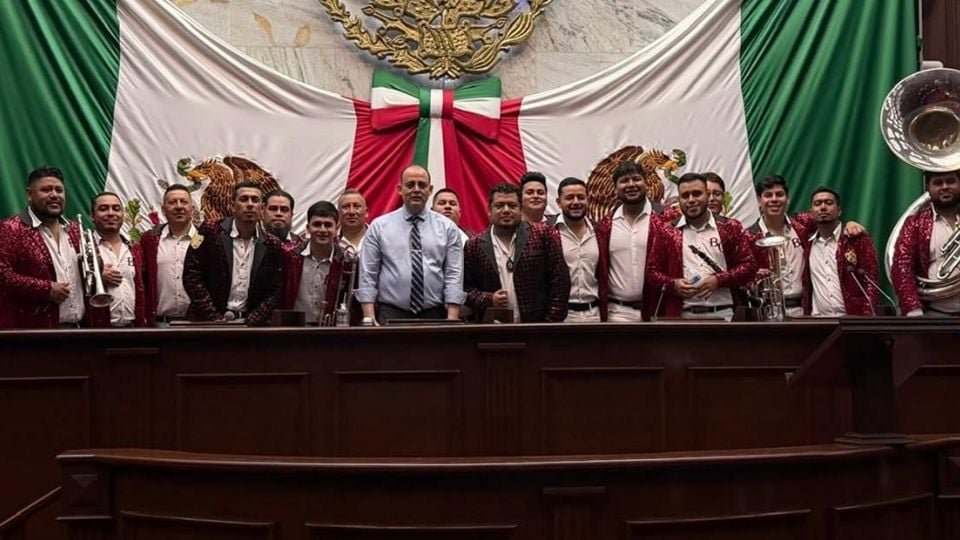 Invita Diputado local del PT a banda a cantar el narcocorrido «Se les peló Baltazar» en el Congreso de Michoacán