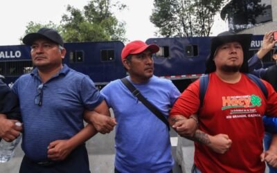 CNTE asegura que maestros retuvieron a funcionarios de la Segob por amenazas de muerte