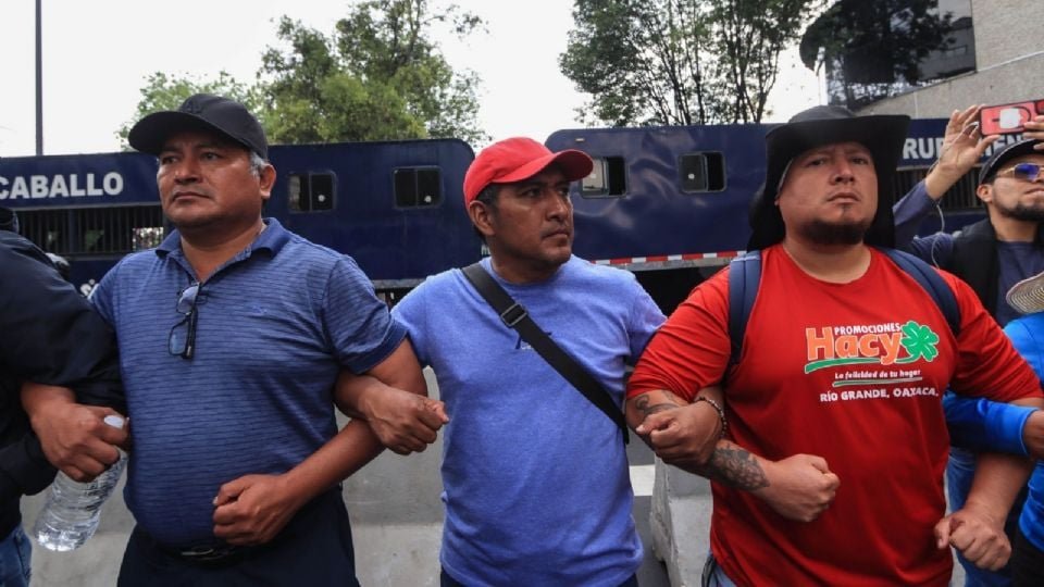 CNTE asegura que maestros retuvieron a funcionarios de la Segob por amenazas de muerte