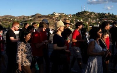 Sacerdotes, monjas y feligreses piden trato digno para los migrantes en la frontera entre EU y México