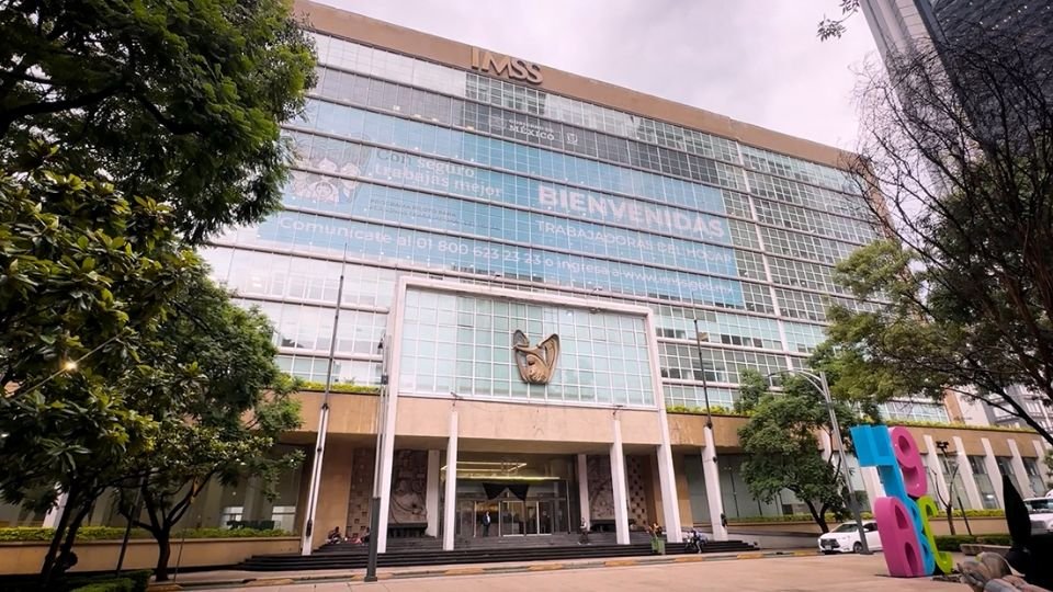 Para «ahorrar aún más» el IMSS reajusta  servicios, traslados y compras.