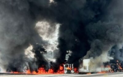 Explota pipa de aceite tras chocar contra unidades de Defensa y la GN en Tabasco