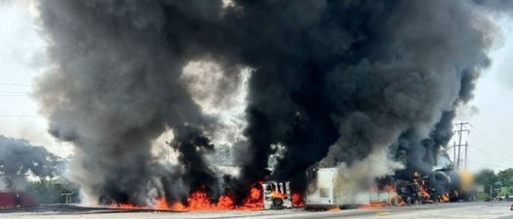 Explota pipa de aceite tras chocar contra unidades de Defensa y la GN en Tabasco