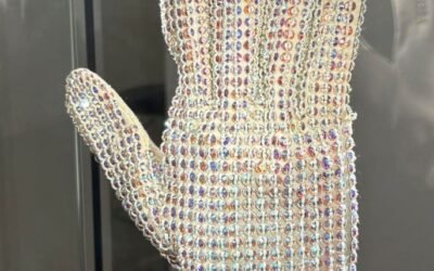 Subastan en París guantes de Michael Jackson por más de 113 mil euros