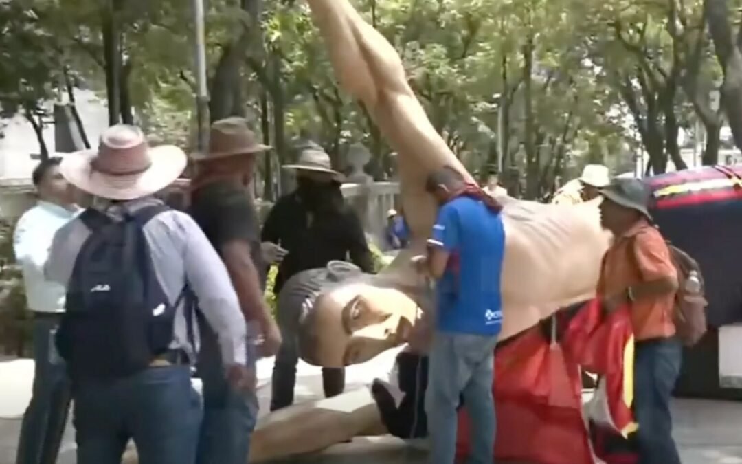 Maestros de la CNTE vandalizan figuras alusivas del Mundial 2026 en CDMX