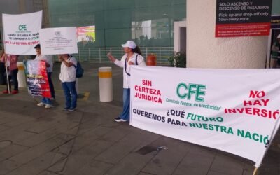 Jubilados se manifiestan en la Terminal 1 del AICM