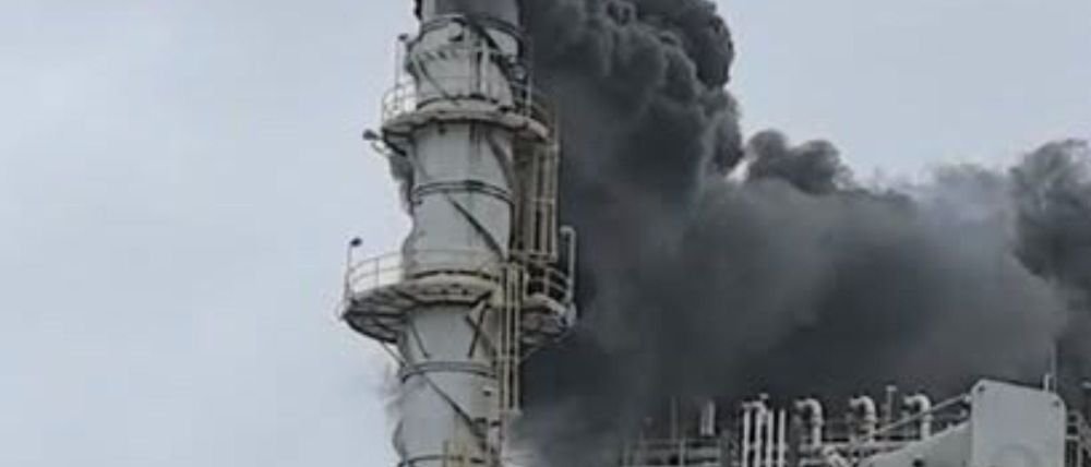 Nuevo incidente en la refinería de Dos Bocas; falla eléctrica desata columna de humo y olor a gas