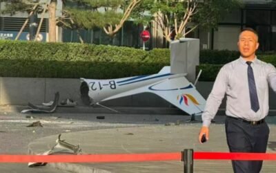 Avión pequeño se estrella contra rascacielos en Beijing