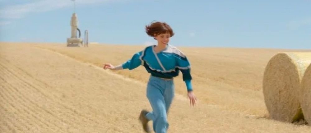 Jenna Ortega y Amy Adams aparecen en primer vistazo a la emotiva distopía de Taika Waititi, ‘Klara y el Sol’