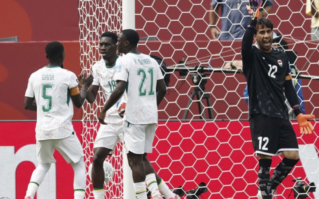 Senegal golea a Irak y mantiene vivas sus esperanzas en el Mundial