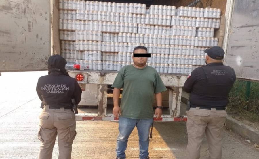 Detienen en Tabasco a conductor de tractocamión que transportaba 48 mil latas de cerveza