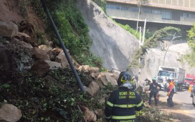 Lluvias provocan deslave en Bosques de la Reforma; tierra y rocas bloquean vialidad en Miguel Hidalgo