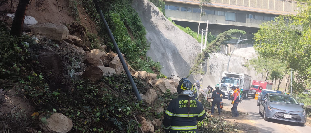 Lluvias provocan deslave en Bosques de la Reforma; tierra y rocas bloquean vialidad en Miguel Hidalgo
