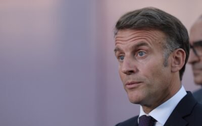 Macron augura semanas «duras» al visitar zona golpeada por megaincendio en Francia