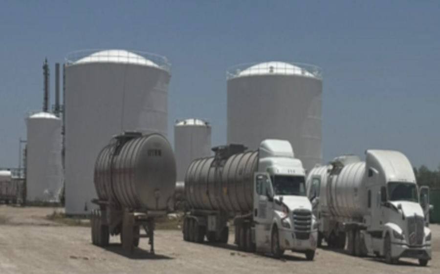 Desmantelan dos huachirrefinerías; aseguran millones de litros